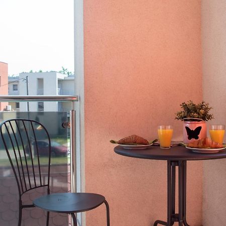 Sunny Home Near Bud With 2Br, Ac And Free Parking Vecses Luaran gambar