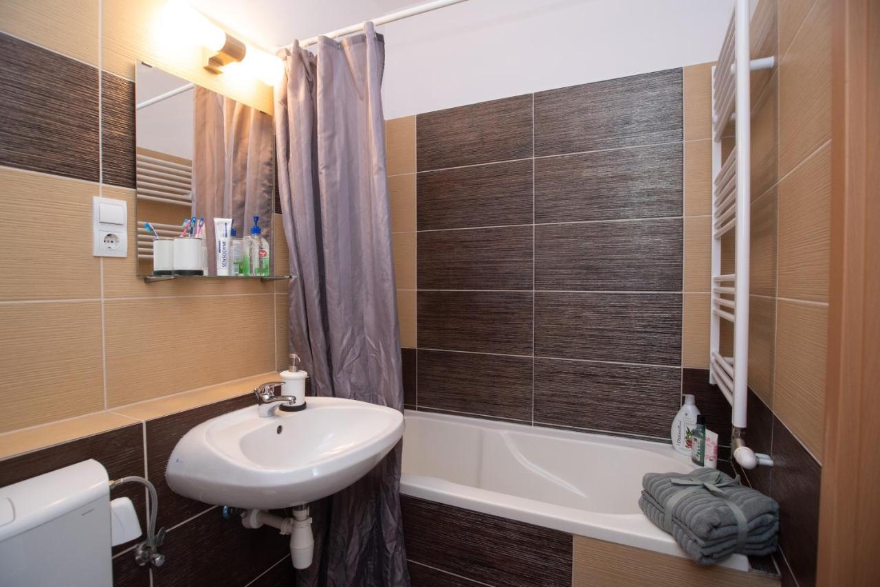 Sunny Home Near Bud With 2Br, Ac And Free Parking Vecses Luaran gambar