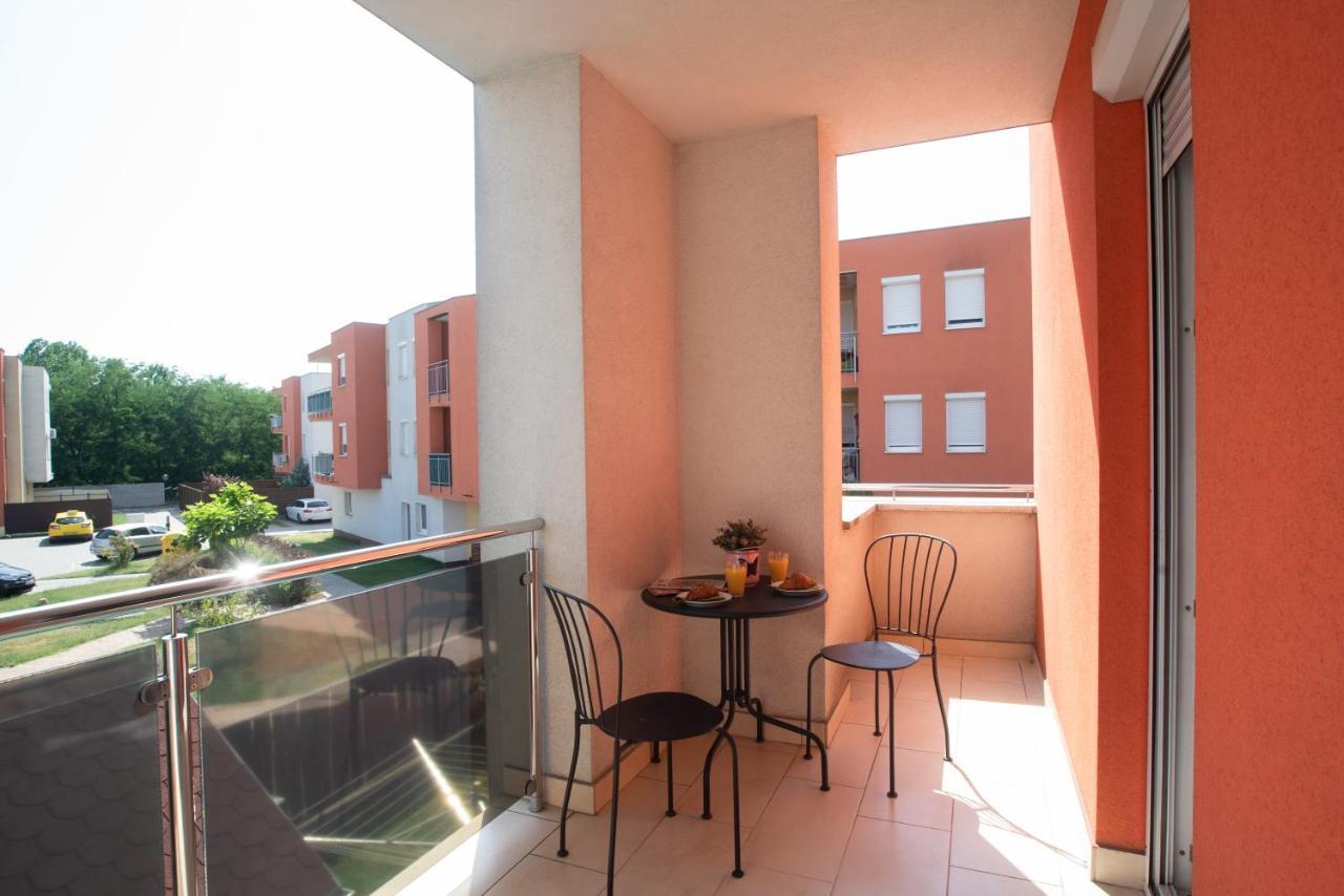 Sunny Home Near Bud With 2Br, Ac And Free Parking Vecses Luaran gambar