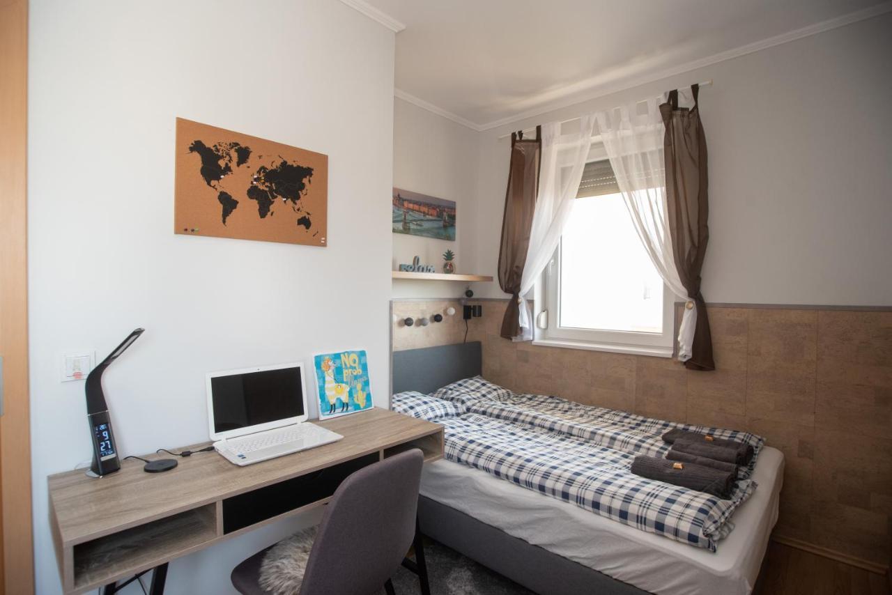 Sunny Home Near Bud With 2Br, Ac And Free Parking Vecses Luaran gambar