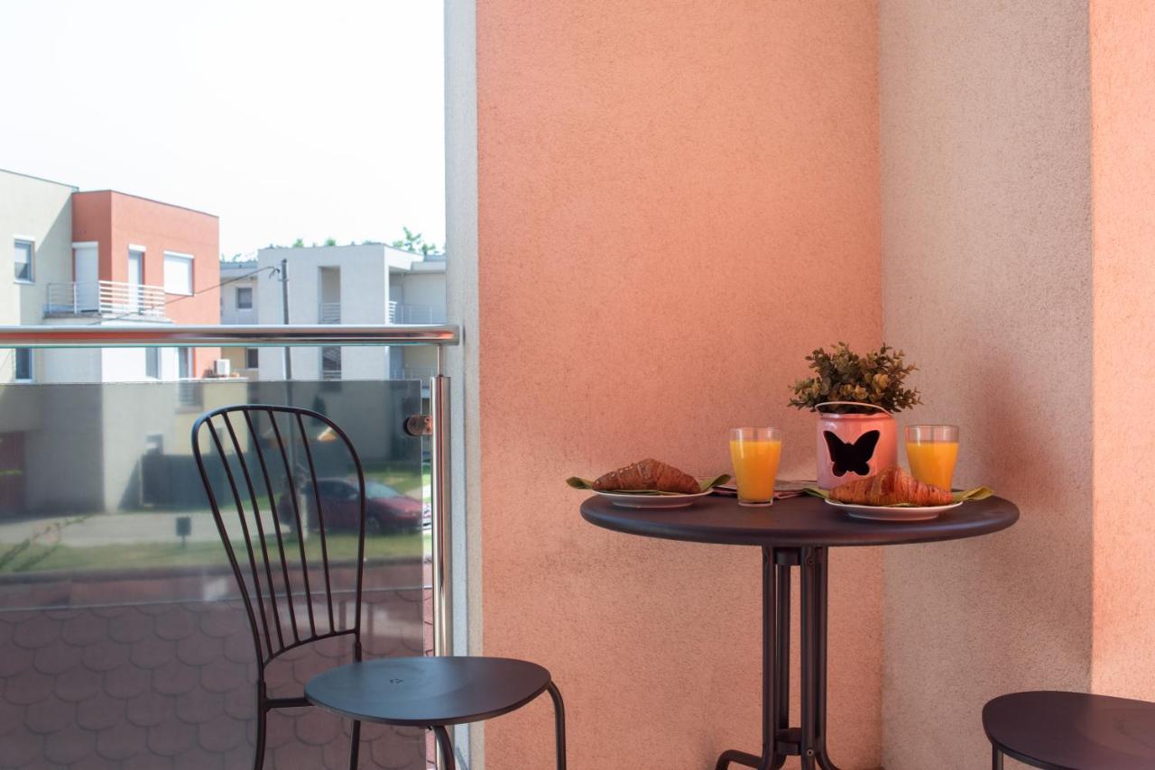 Sunny Home Near Bud With 2Br, Ac And Free Parking Vecses Luaran gambar