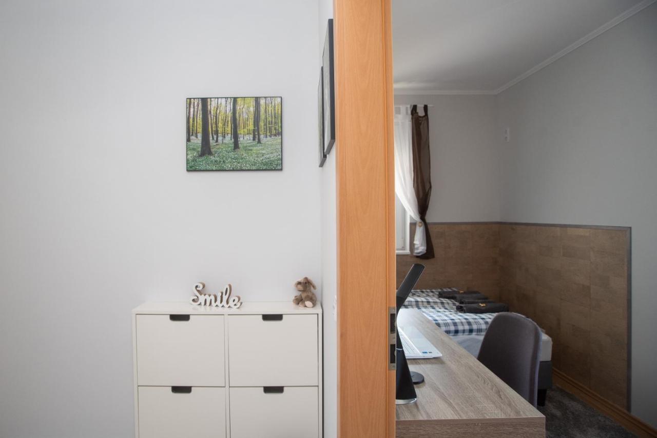Sunny Home Near Bud With 2Br, Ac And Free Parking Vecses Luaran gambar
