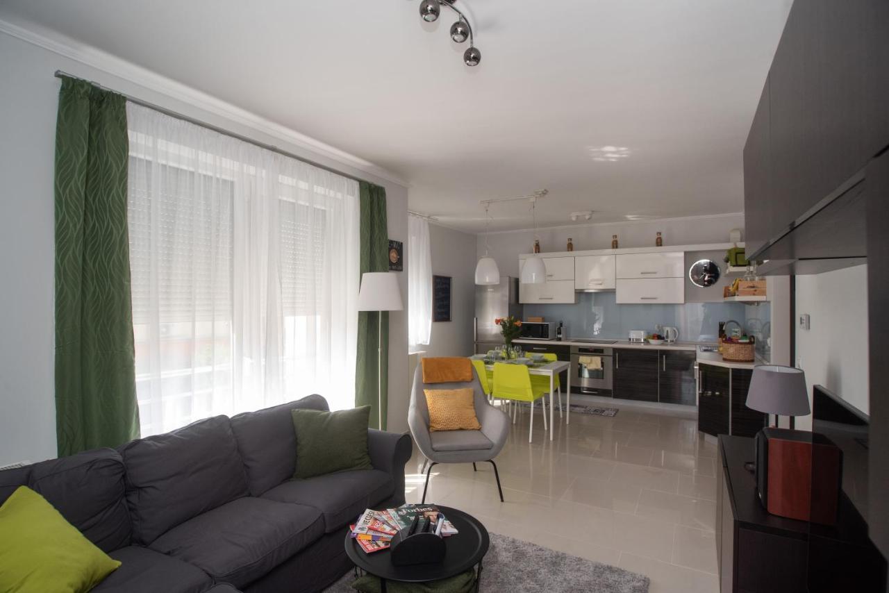 Sunny Home Near Bud With 2Br, Ac And Free Parking Vecses Luaran gambar