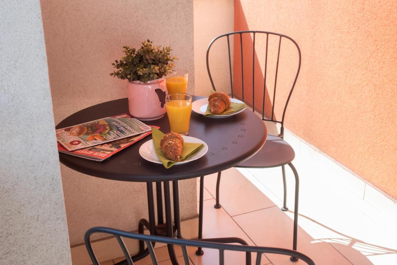 Sunny Home Near Bud With 2Br, Ac And Free Parking Vecses Luaran gambar