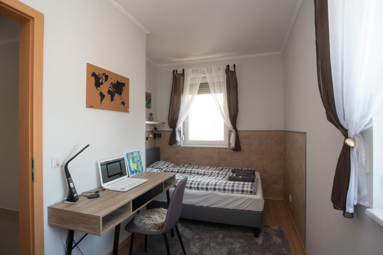 Sunny Home Near Bud With 2Br, Ac And Free Parking Vecses Luaran gambar