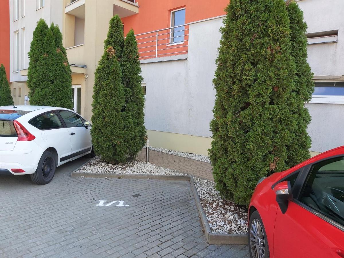 Sunny Home Near Bud With 2Br, Ac And Free Parking Vecses Luaran gambar